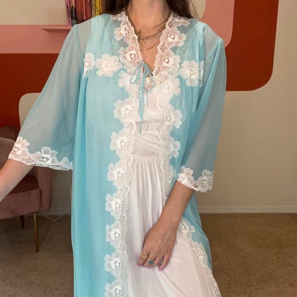 1960’s European vintage sheer and lace robe 🦋 - Picture 1 of 2